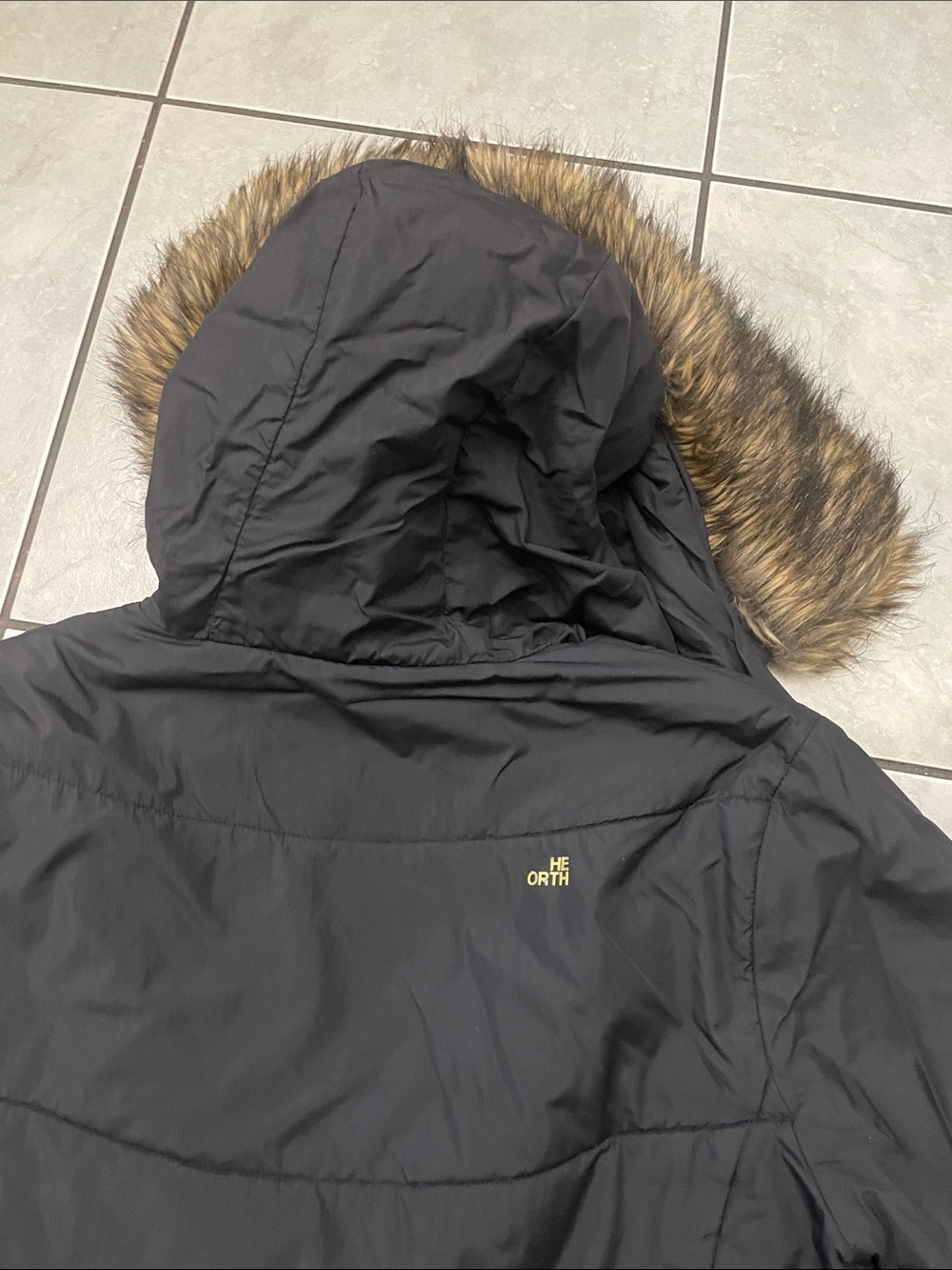 The North Face Women's Black Quilted Puffer Coat with Faux Fur Trim Hood size L - Picture 4 of 5